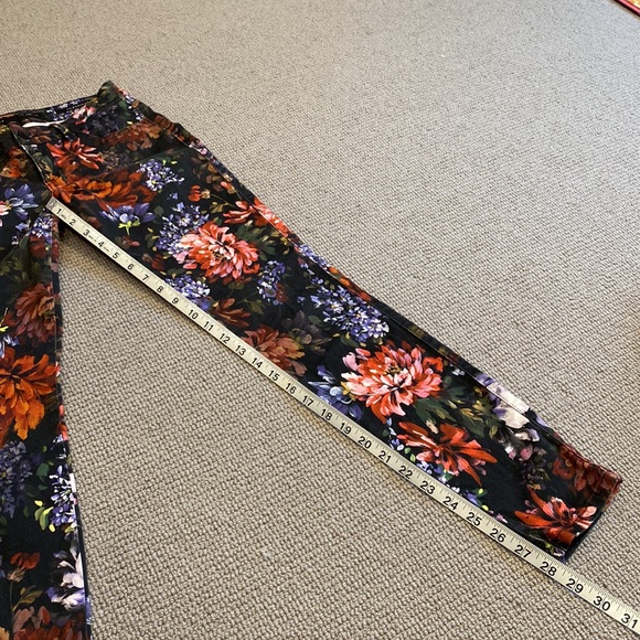 Guess floral leggings. - Picture 9 of 11